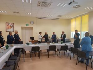 Wręczenie listu gratulacyjnego Przez Panią Dziekan WNoZ Prof. Jolantę Kujawę na ręcę Pani Prodziekan OPiP Prof. Ewy Borowiak